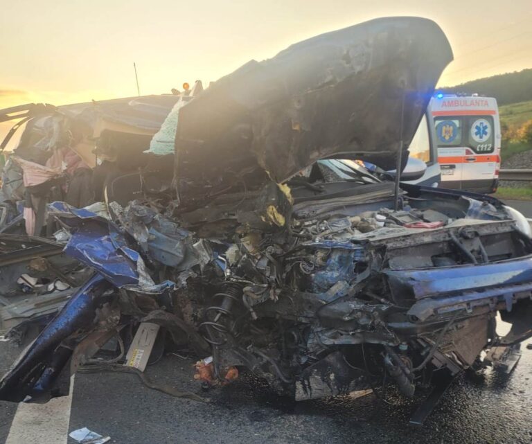 Moarte cumplită pentru o femeie! Și-a pierdut viața pe loc după ce a fost implicată într-un accident înfiorător. Alte două persoane, printre care și un copilaș de 1 an, transportate de urgență la spital