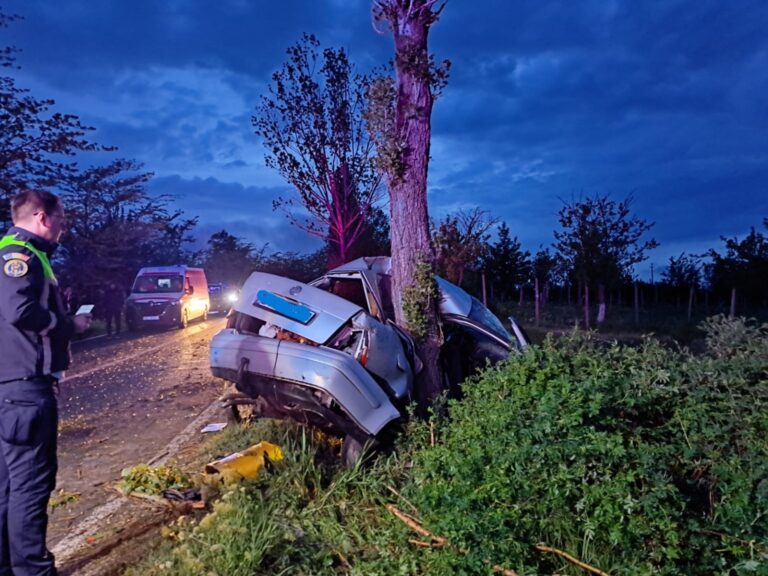 Impact fatal pentru un tânăr de 20 de ani! Bărbatul și-a pierdut viața după ce s-a oprit cu mașina într-un copac! Un adolescent se zbate între viață și moarte în urma multiplelor traumatisme suferite