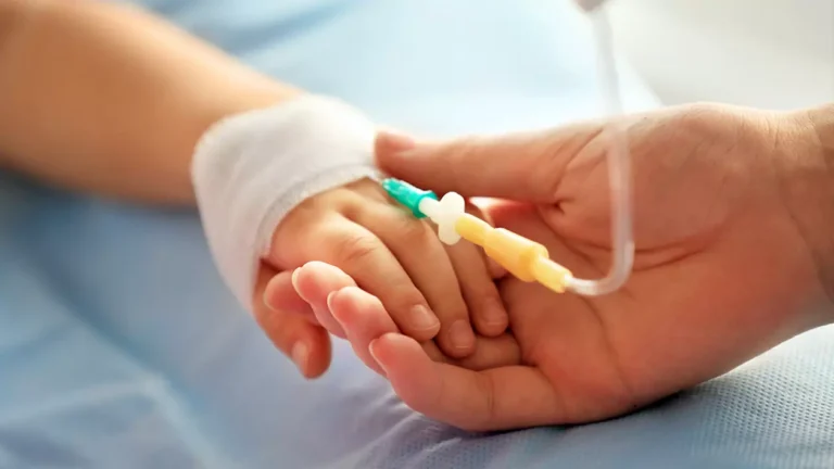 Necazul cumplit al unui copilaș de aproape 2 ani: S-a opărit cu apă fierbinte pe față, gât și torace. Va fi transportat cu elicopterul SMURD la un spital din Capitală