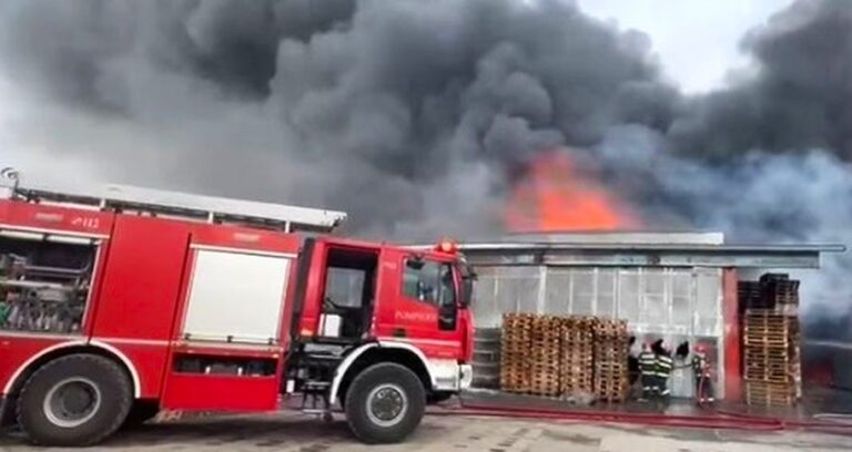 Incendiu de proporții în Capitală! Arde un depozit! A fost emis mesaj RO-Alert. Au fost mobilizate 16 autospeciale de stingere