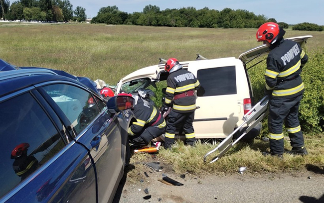 Și-a pierdut viața într-un accident cumplit! Un bărbat a pierit pe loc după impactul devastator dintre două mașini. Rănită, o femeie a ajuns și ea la spital