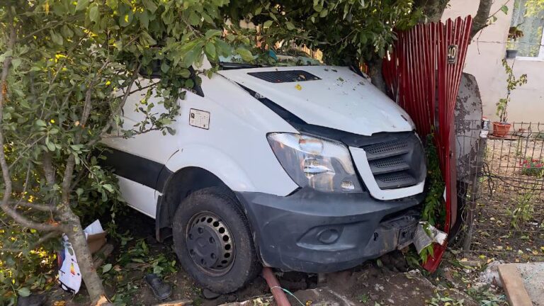 Trei femei, la un pas de moarte! Au fost „secerate” de un microbuz! Una dintre victime a ajuns la spital cu elicopterul SMURD