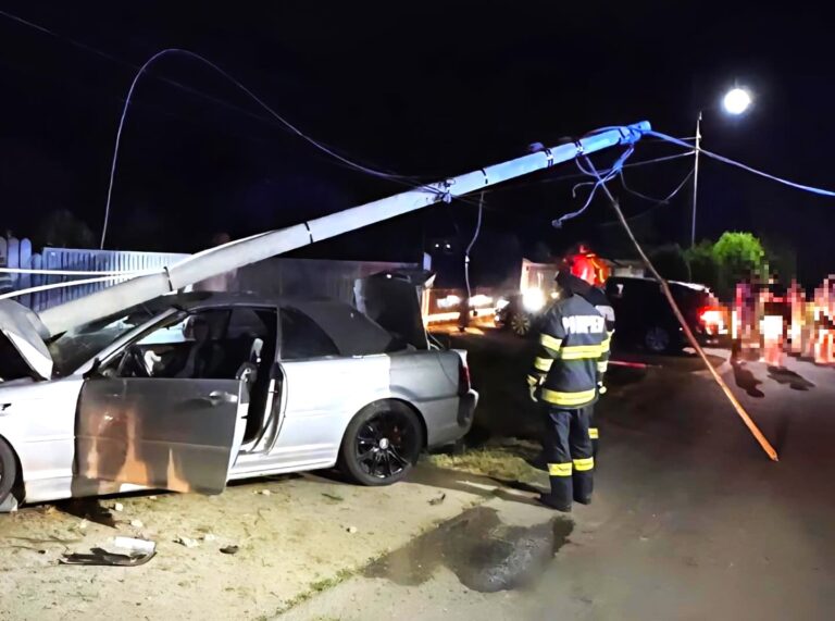 S-au izbit cu mașina de un stâlp! Trei persoane, între care o copilă de 15 ani, la spital după un accident îngrozitor