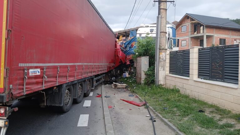 Ciocnire teribilă între două TIR-uri și un autoturism! Un șofer a rămas încarcerat