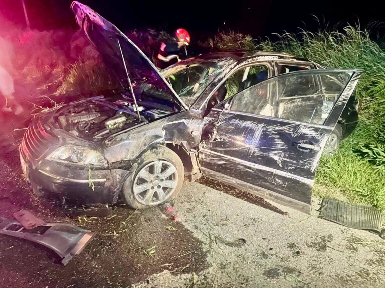 Au scăpat cu viață dintr-un accident cumplit! Patru tineri, transportați de urgență la spital