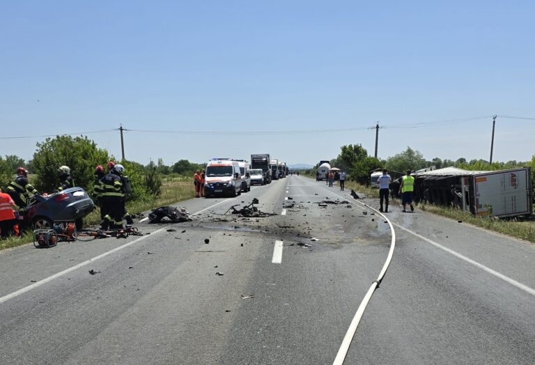 Impact frontal între un autoturism și un TIR! O șoferiță de 34 de ani a pierit pe loc