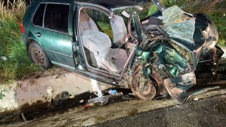 Ciocnire devastatoare între un autoturism și o ambulanță! Doi tineri, de 18 și 21 de ani, au pierit pe loc. Alte patru persoane rănite, transportate de urgență la spital