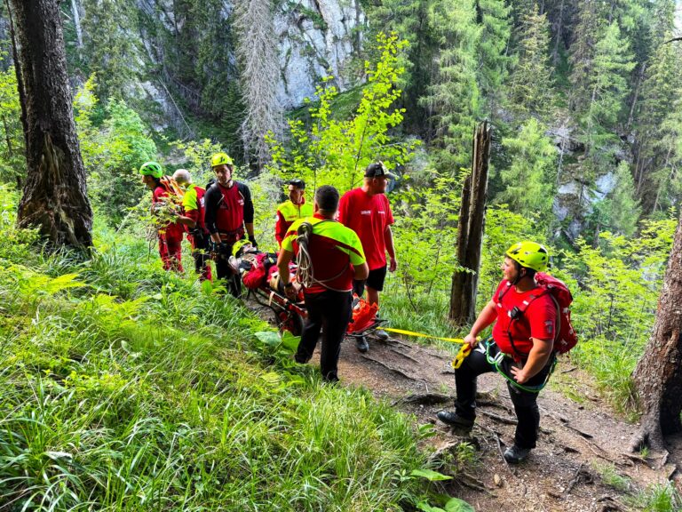 Intervenție de urgență a salvamontiștilor pe un traseu din Bucegi, în cazul unei tinere accidentate la un picior! Un alt turist a fost salvat dintr-o zonă stâncoasă din Munții Făgăraș