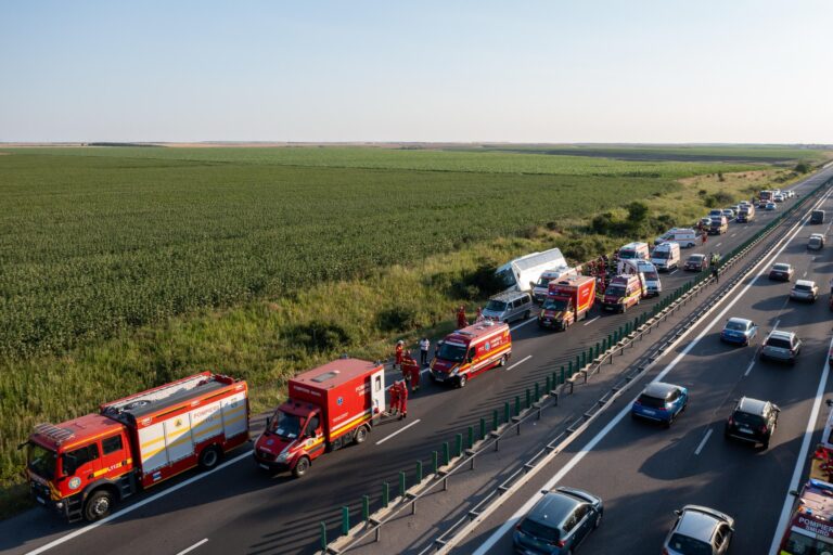 Autocar plin cu copii, răsturnat pe Autostrada Soarelui! Un adult a decedat, iar un minor a fost transportat în stare gravă la spital. Două elicoptere SMURD au aterizat la locul accidentului