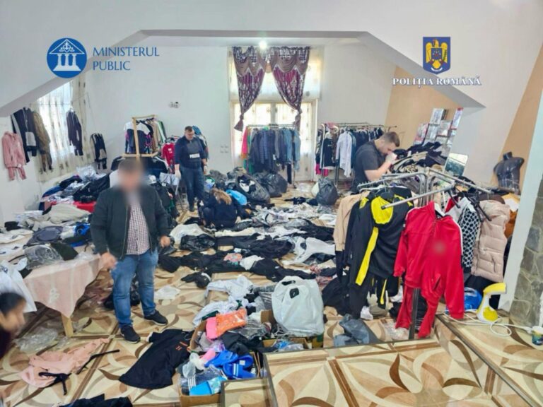 Video| Articole vestimentare, încălțăminte, parfumuri și genți, ridicate de polițiști în urma unor percheziții, în Dâmbovița