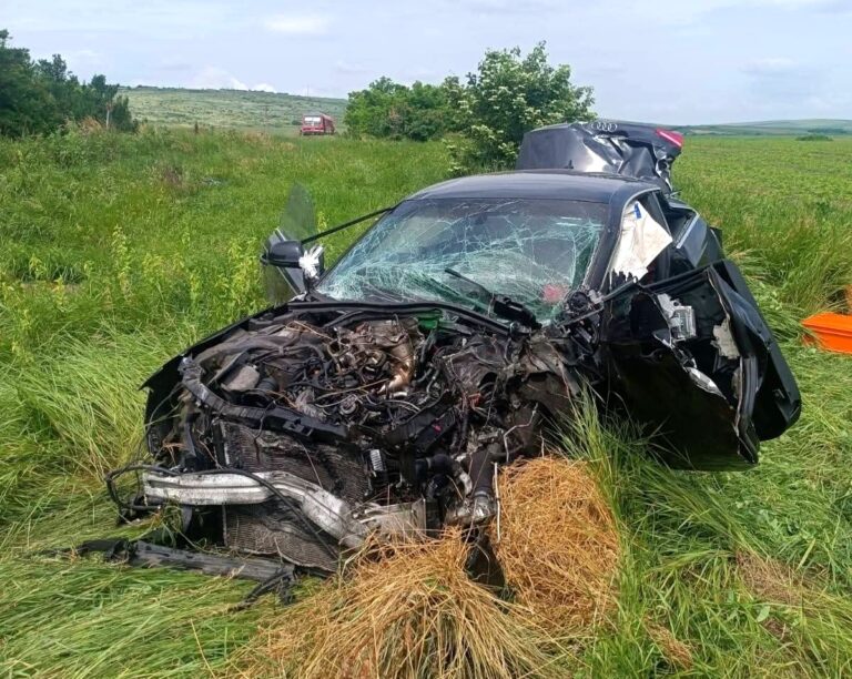 A scăpat cu viață miraculos! Mașina în care se afla a fost spulberată de tren! Șoferița a rămas încarcerată