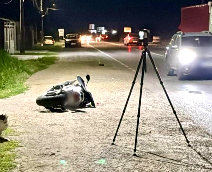 Impact violent între o motocicletă și un autoturism, în Dâmbovița! Motociclistul, dus de urgență la spital