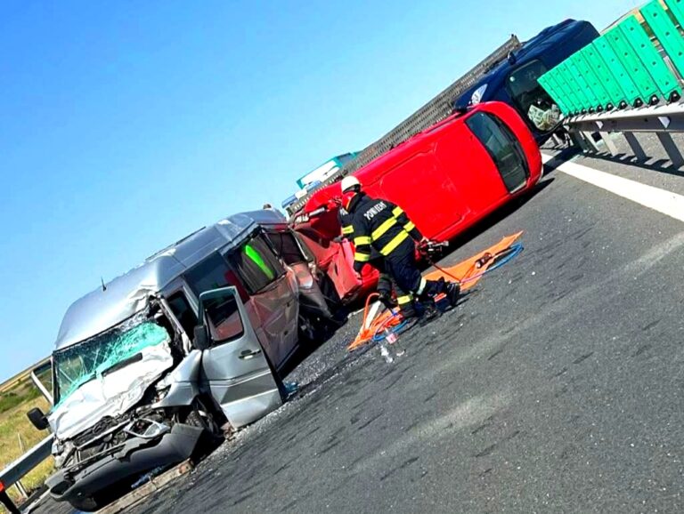 Accident cumplit pe Autostrada A1, în vestul țării! A intervenit elicopterul SMURD! Una dintre victime a rămas blocată într-un autovehicul