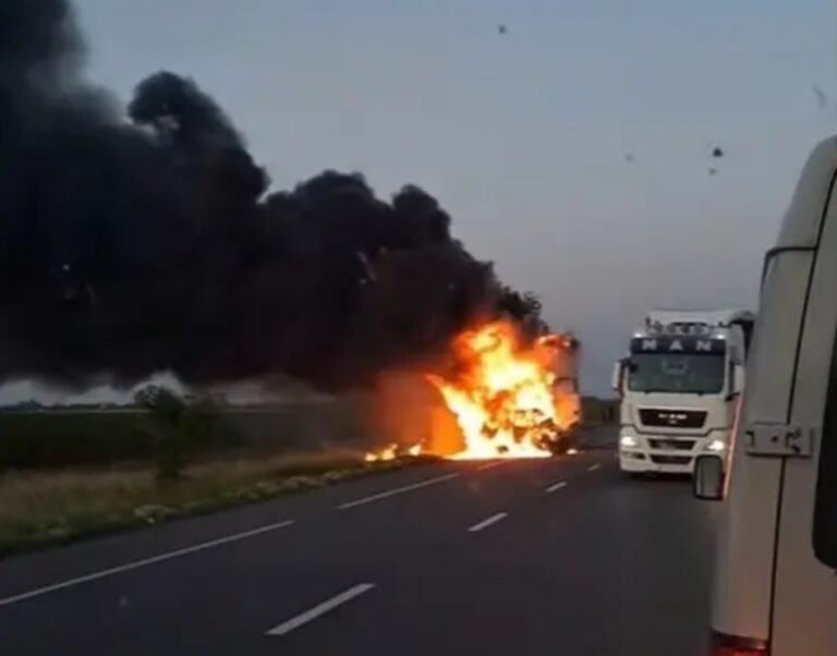 Ciocnire fatală între un autocamion și un autoturism! Unul dintre șoferi a fost găsit carbonizat. Autovehiculele implicate în accident au luat foc