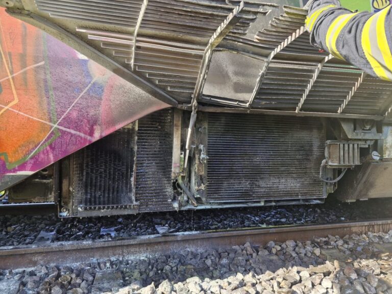 Tren în care se aflau aproape 100 de călători, cuprins de flăcări! Două persoane, printre care și o fetiță de 11 ani, au făcut atac de panică
