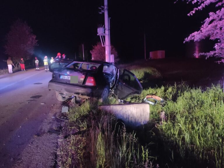 Sfârșit tragic pentru un tânăr de 19 ani. Și-a pierdut viața după ce mașina în care se afla s-a izbit violent de un cap de pod