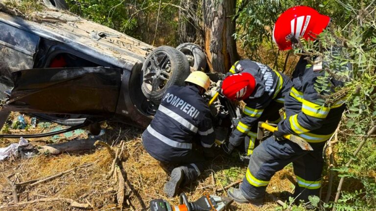 Momente dramatice pentru o femeie de 50 de ani: Și-a pierdut brațul drept după ce a fost implicată într-un accident cumplit. Mașina în care se afla a ajuns cu roțile în sus