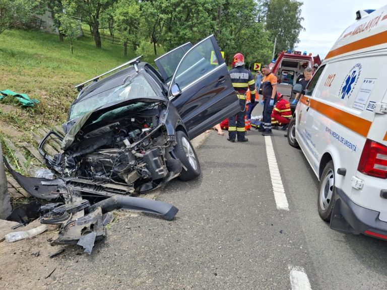 Au pierit într-un accident îngrozitor! O fetiță de doar 10 ani și bunica ei și-au pierdut viața după ce mașina în care se aflau s-a izbit de un cap de pod