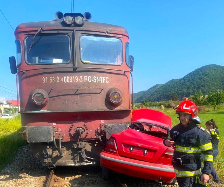 Mașină spulberată de tren! Șoferul a scăpat cu viață în ultima clipă