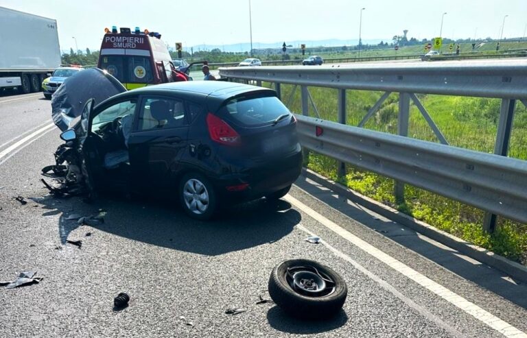 Un bărbat și o femeie, de urgență la spital după impactul dintre trei mașini! Un cetățean turc vinovat pentru producerea accidentului violent