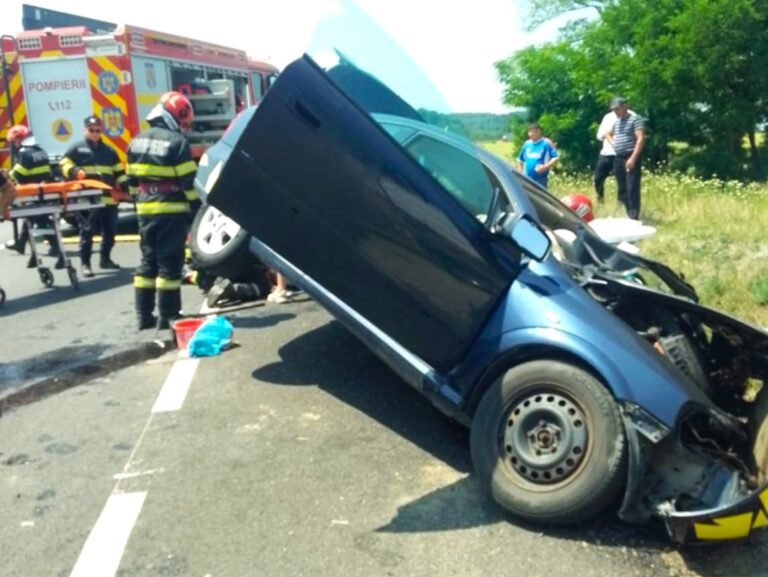 S-au izbit cu mașina de un cap de pod! Un tată și fiica sa, de 10 ani, au scăpat  cu viață miraculos