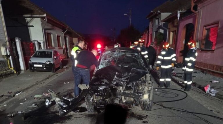 Momente dramatice pentru patru tineri! Mașina în care se aflau s-a răsturnat după ce s-a izbit de un stâlp. Șoferul avea permisul de conducere suspendat