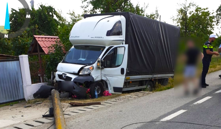 Un camion a „aterizat” în șanț după ce a spulberat un stâlp de electricitate! Șoferul, transportat de urgență la spital