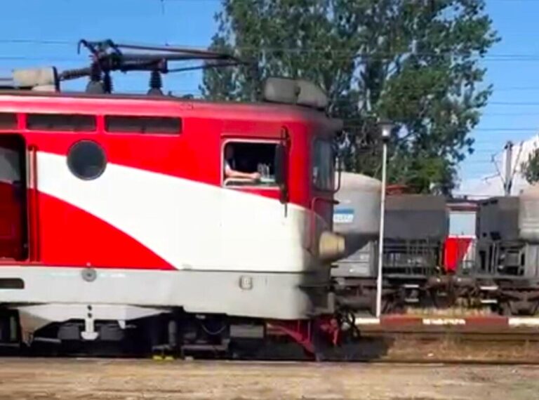 La un pas de moarte! Tânără de 20 de ani, lovită de tren. A fost solicitată intervenția elicopterului SMURD