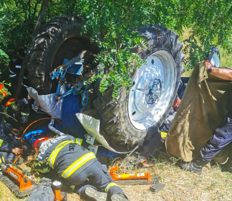 Momente teribile pentru un tractorist! S-a răsturnat tractorul peste el! Bărbatul, preluat de elicopterul SMURD