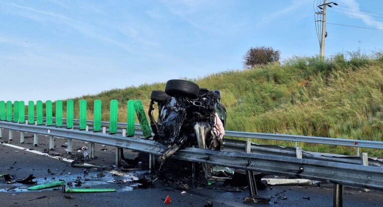 Dimineață de coșmar pentru un șofer de 21 de ani! A scăpat cu viață dintr-un accident îngrozitor! S-a răsturnat cu mașina după ce a lovit parapetul de separare dintre sensuri