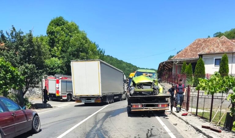 Trei persoane, printre care un copil, rănite în urma impactului dintre un autoturism și un TIR. Victimele, transportate de urgență la spital