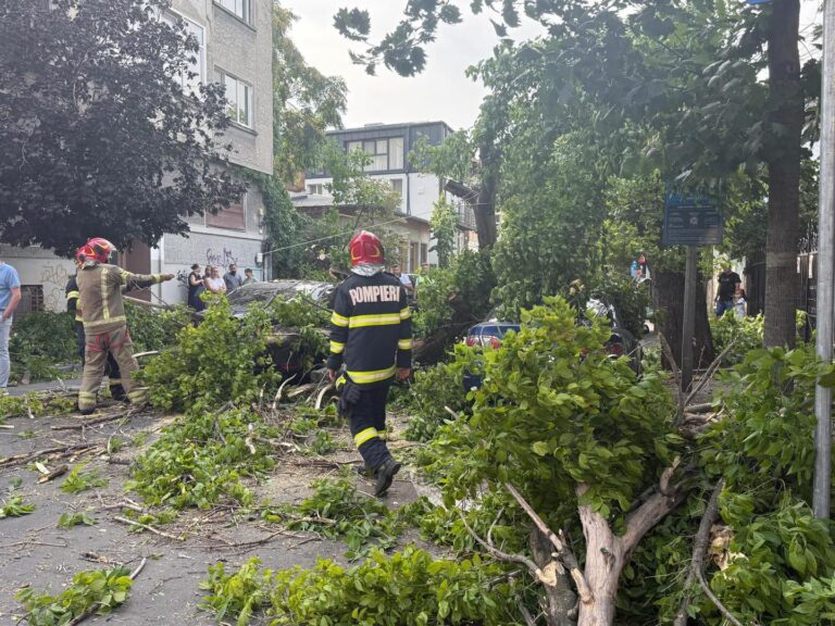 Furtună cu urmări tragice! O femeie a murit în propria locuință după ce fragmente din acoperișul unui bloc vecin au ajuns la ea în casă