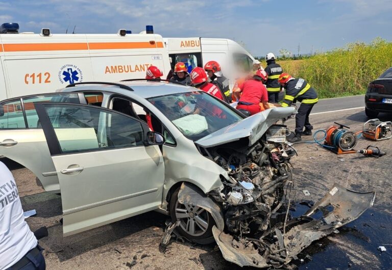 A pierit pe Centura Ploieștiului într-un accident înfiorător! Un bărbat a decedat după impactul dintre trei autoturisme. Victima a fost găsită încarcerată și în stop cardio-respirator