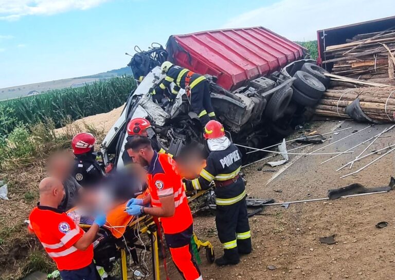 Ciocnire devastatoare între un microbuz și un autocamion! Cinci persoane rănite, dintre care una încarcerată, au fost transportate de urgență la spital