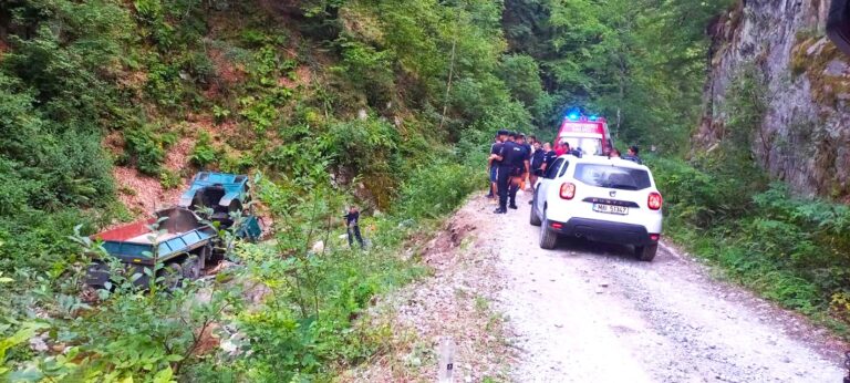 Camion prăbușit într-o râpă! Două persoane au murit, alte patru rănite. A fost activat Planul Roșu de Intervenție