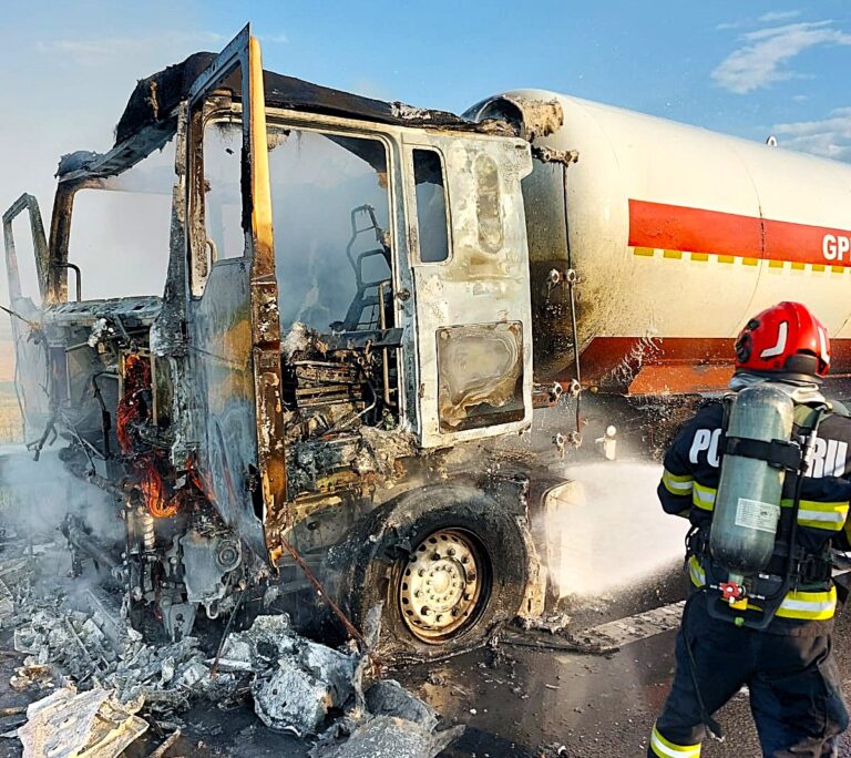Cabina unei autocisterne încărcate cu GPL, cuprinsă de flăcări pe A7! Șoferul a suferit arsuri la membrele superioare