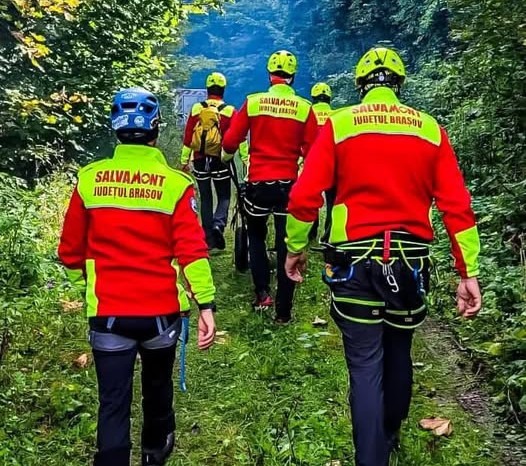 Cioban în stare gravă după ce a căzut pe munte! Misiune extrem de dificilă pentru salvamontiști. Elicopterul SMURD nu poate interveni din cauza vremii nefavorabile