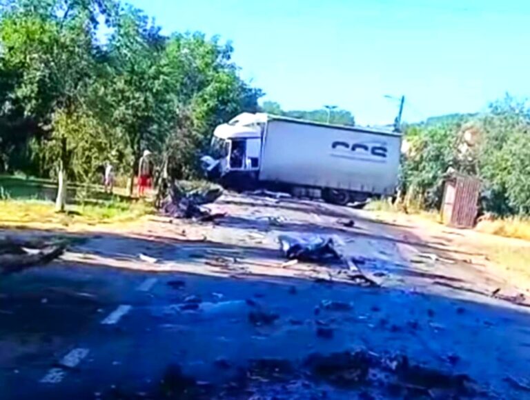 Impact fatal între un autoturism și un TIR! Un tânăr, de 22 de ani, a sfârșit pe loc, iar o pasageră a ajuns în stare extrem de gravă la spital. La fața locului a fost solicitată intervenția elicopterului SMURD