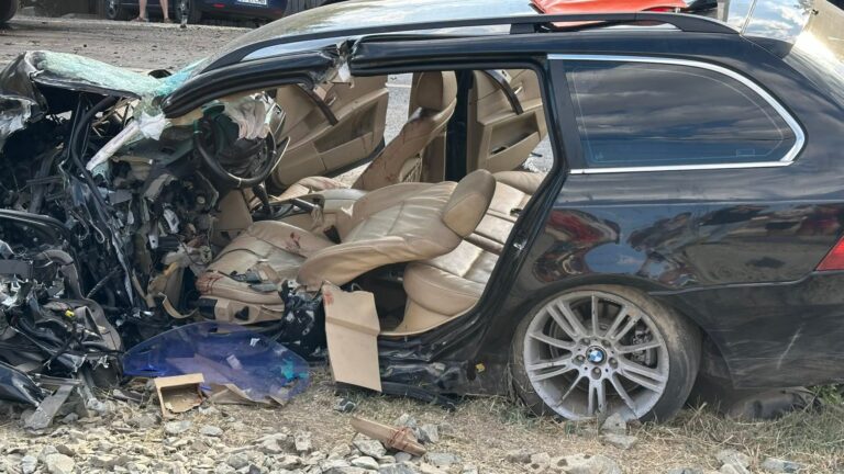 Ciocnire devastatoare între o autoutilitară și un autoturism! Un șofer a fost găsit încarcerat și inconștient! Alte trei persoane au prezentat leziuni variate