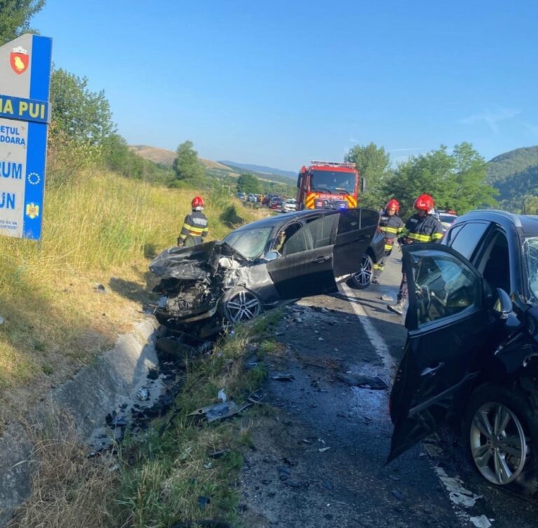 Accident cumplit cu două mașini implicate! Una dintre victime a fost preluată de elicopterul SMURD
