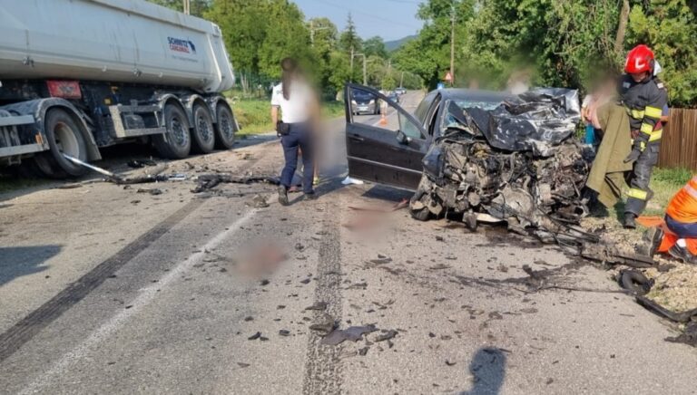 Un șofer de 50 de ani a pierit într-un accident înfiorător! Autoturismul în care a fost găsită victima s-a transformat într-un morman de fiare după impactul cu o autobasculantă