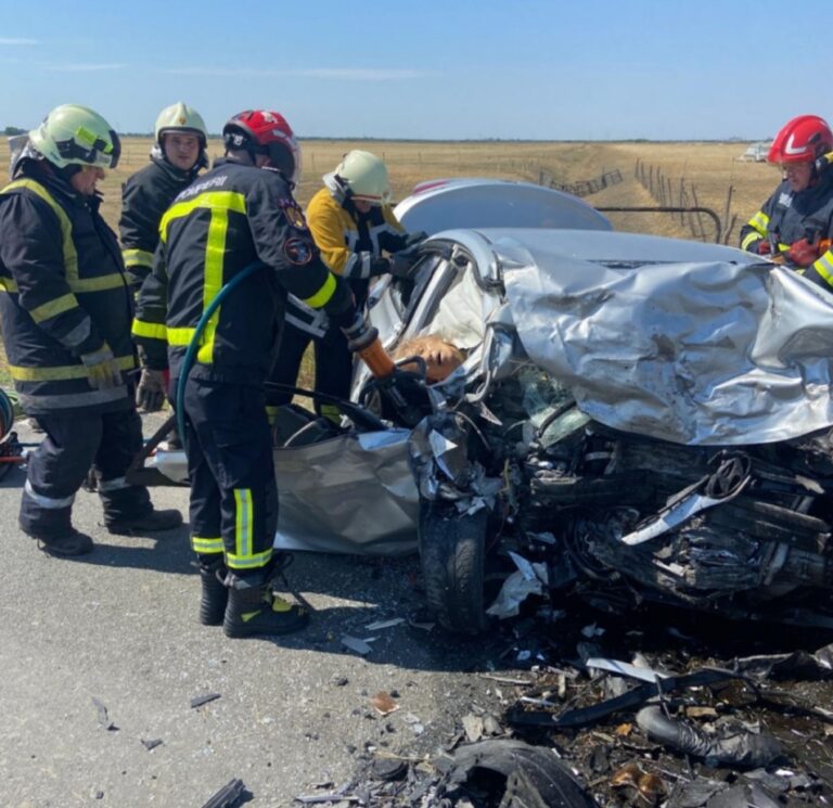Duminică neagră pe DN 7B! Un șofer de 74 de ani și o pasageră au murit într-un accident înfiorător. Alte patru persoane, printre care și doi copii, transportați de urgență la spital