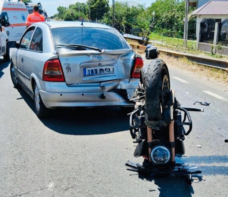 Un motociclist și o pasageră au scăpat cu viață dintr-un accident cumplit! Bărbatul a ajuns la spital cu elicopterul SMURD