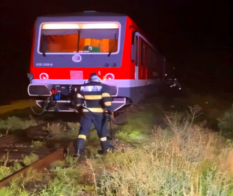 Moarte cumplită pentru un bărbat de 55 de ani! A fost spulberat de tren în timp ce trecea cu ATV-ul peste calea ferată