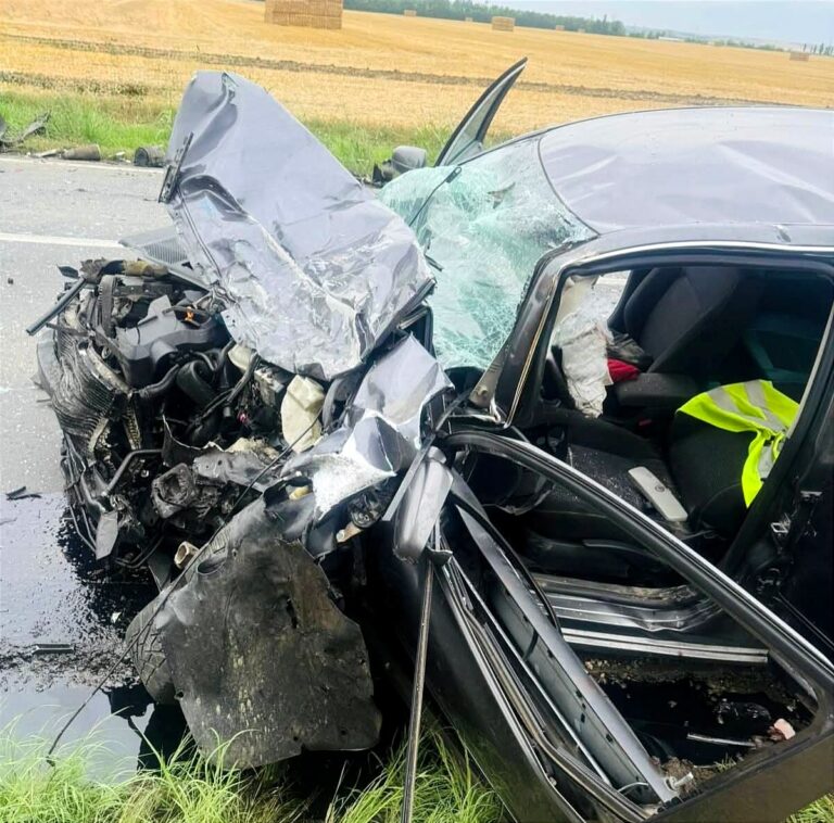 Doi șoferi s-au aflat la un pas de moarte după ce au fost implicați într-un accident devastator! Unul dintre ei, în vârstă de 79 de ani, a fost găsit încarcerat