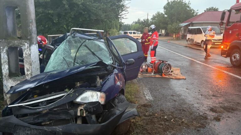 Destin tragic pentru doi tineri în zorii dimineții! Un șofer și un pasager au pierit pe loc, după ce mașina în care se aflau s-a izbit de un copac, iar apoi a fost proiectată într-un stâlp