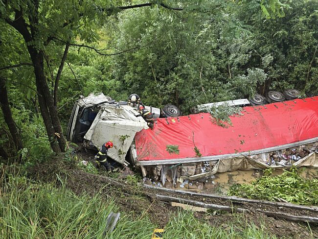 S-a răsturnat cu TIR-ul într-o râpă! Șoferul a scăpat cu viață miraculos! Conducătorul a fost găsit încarcerat în cabina strivită a mastodontului