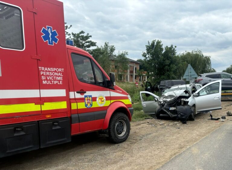 Impact nimicitor între trei mașini! Un șofer și-a pierdut viața, iar o autospecială de poliție a ajuns cu roțile în sus