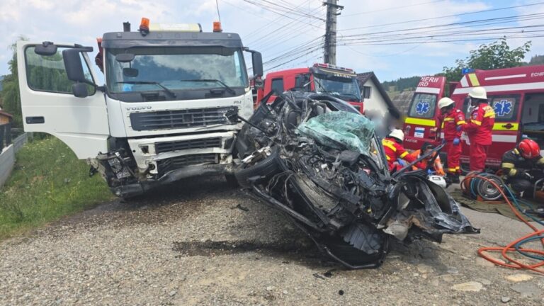 O șoferiță și-a pierdut viața în urma impactului devastator dintre un autoturism și o autobasculantă. Femeia a fost găsită încarcerată și inconștientă