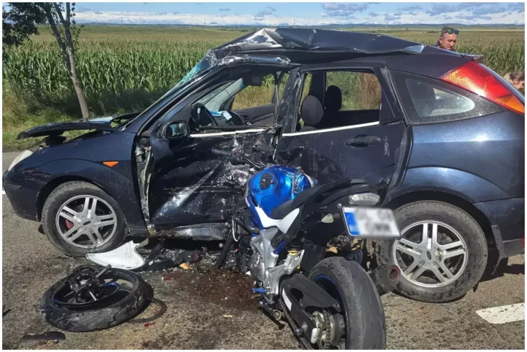 Un motociclist și un șofer au pierit pe loc într-un accident înfiorător! Impact fatal între o mașină și o motocicletă